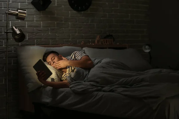Mladý Muž Trpící Nedostatkem Spánku Tabletu Počítače Ložnici Noci — Stock fotografie