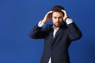Renkli saç stili olan yakışıklı bir adam.