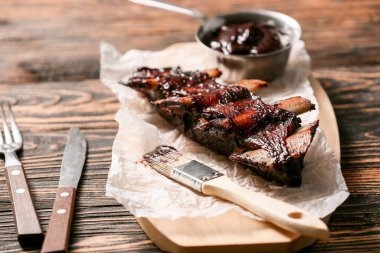 Sofrada soslu biftek ve pirzola.