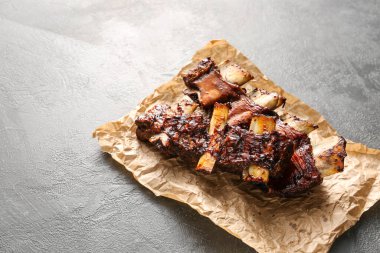 Esmer arka planda leziz sığır pirzolası