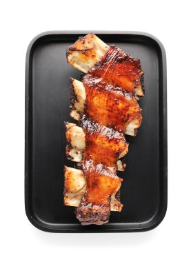 Beyaz arka planda lezzetli sığır kaburgaları