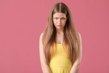 Renkli arka planda genç bir kadından özür dilemek.