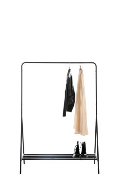 Beyaz arka planda kadın kıyafetleri olan şık bir askı.