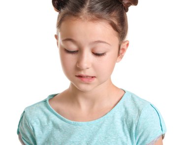 Beyaz arka planda özür dileyen küçük bir kız.