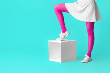 Külotlu çorap giymiş güzel bir kadın.