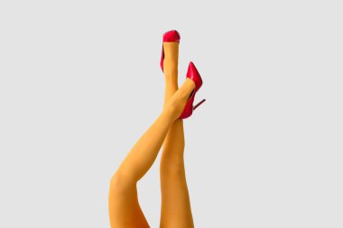 Açık arkaplanda tayt giymiş güzel bir genç kadın.