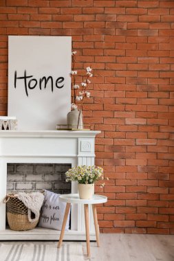 Oturma odasının içinde masası olan şık bir şömine.