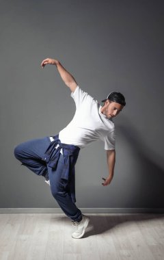 Stüdyoda erkek hip-hop dansçısı