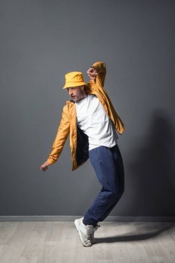 Stüdyoda erkek hip-hop dansçısı