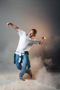 Stüdyoda erkek hip-hop dansçısı