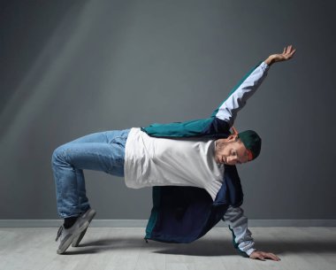 Stüdyoda erkek hip-hop dansçısı