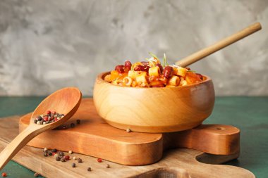 Lezzetli makarna ve fasulyeli kase.