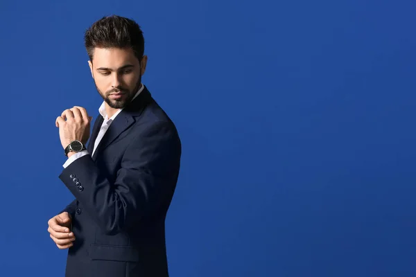 Hombre Guapo Con Peinado Elegante Sobre Fondo Color —  Fotos de Stock