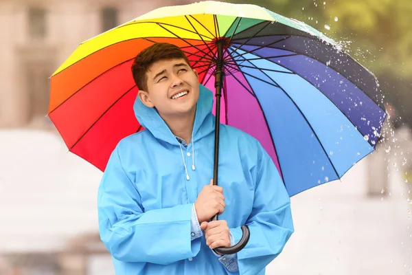 Jeune Homme Asiatique Imperméable Avec Parapluie Sur Rue Ville — Photo