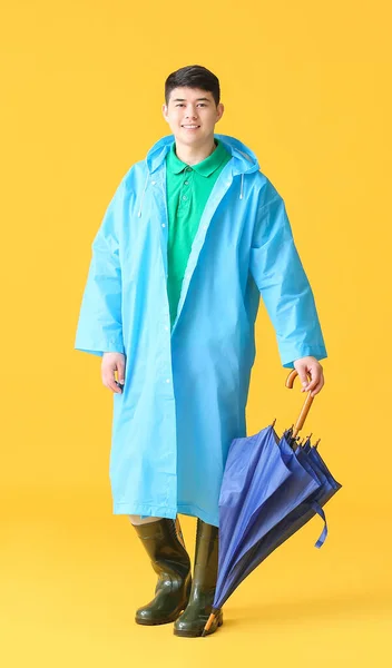 Jeune Homme Asiatique Imperméable Avec Parapluie Sur Fond Couleur — Photo