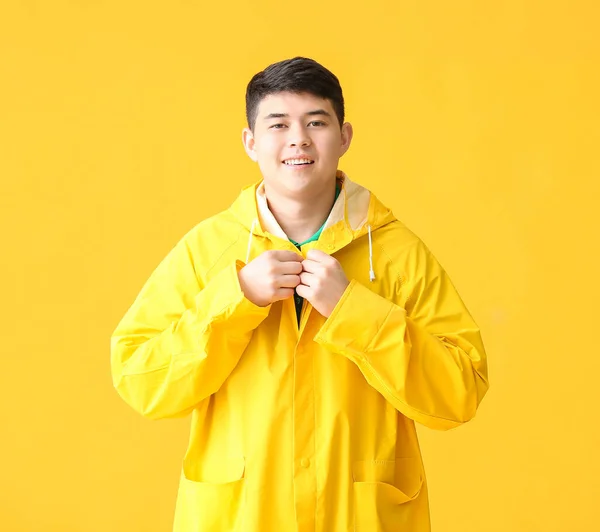 Ung Asiatisk Man Regnrock Färg Bakgrund — Stockfoto