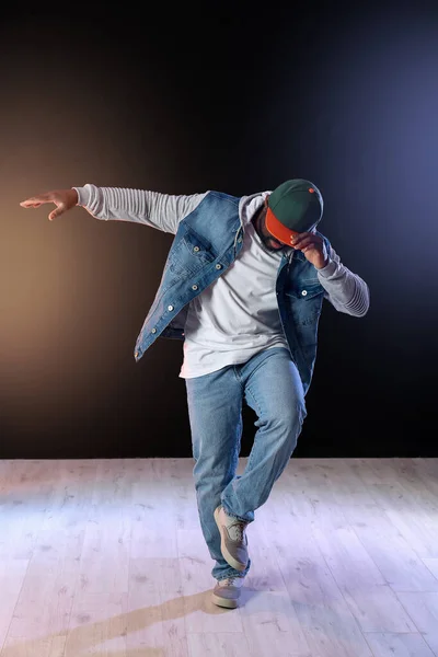 演播室里的非洲裔美国男子嘻哈舞者 — 图库照片