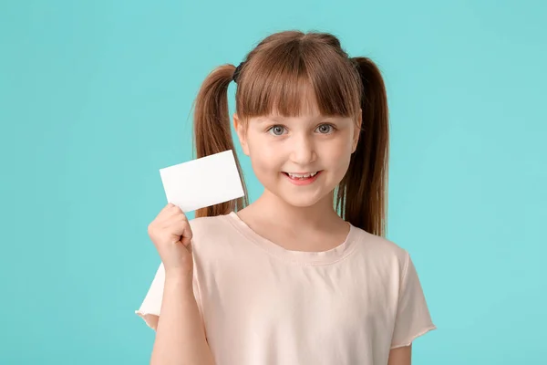 Mała Dziewczynka Wizytówką Tle Koloru — Zdjęcie stockowe