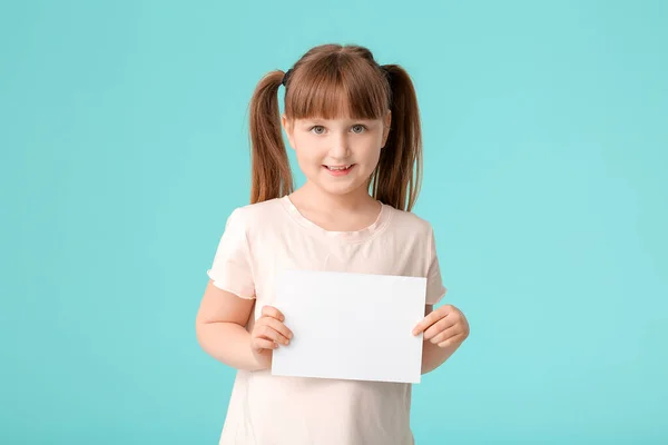 Kleines Mädchen Mit Leerer Karte Auf Farbigem Hintergrund — Stockfoto