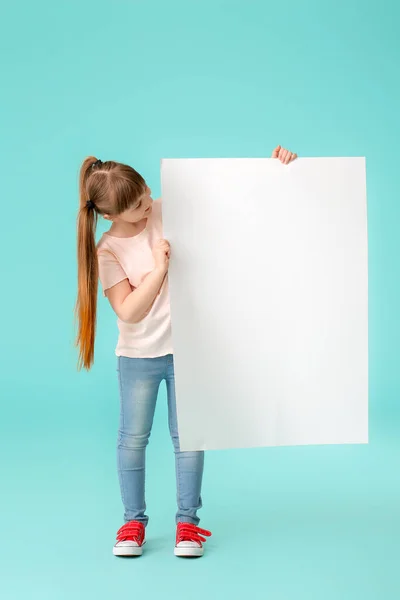 Klein Meisje Met Lege Poster Kleur Achtergrond — Stockfoto