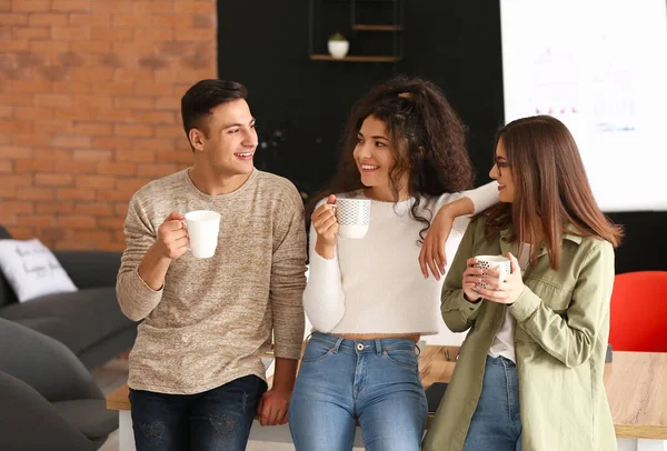 Ungdom Som Drikker Kaffe Kontoret – stockfoto