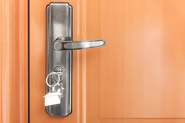 Melihat Pintu Dengan Kunci Closeup — Stok Foto