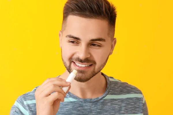 Stilig Ung Man Med Läppbalsam Färg Bakgrund — Stockfoto