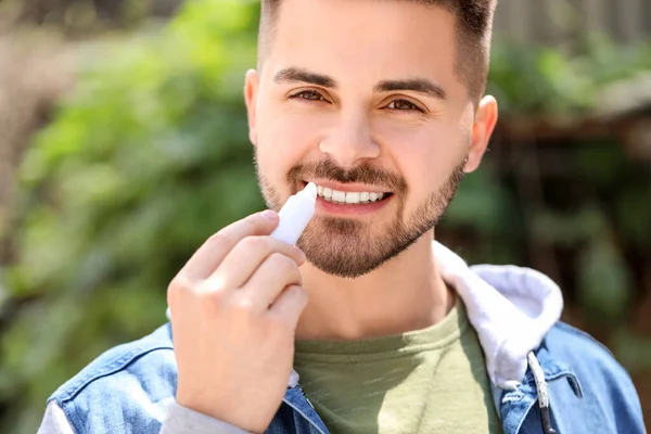 Guapo Joven Con Bálsamo Labial Aire Libre — Foto de Stock