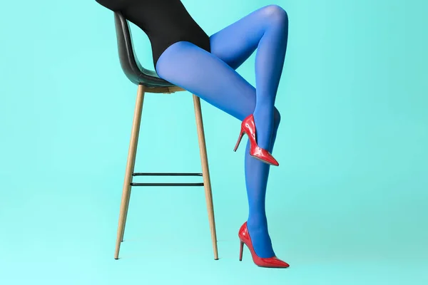 Hermosa Mujer Joven Mallas Sentado Silla Contra Fondo Color — Foto de Stock