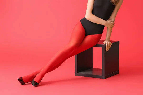 Hermosa Mujer Joven Mallas Sentadas Cubo Sobre Fondo Color — Foto de Stock