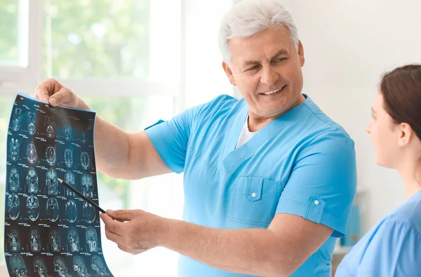 Senior Neurologist Assistant Mri Scan Human Head Clinic — Stock Photo, Image