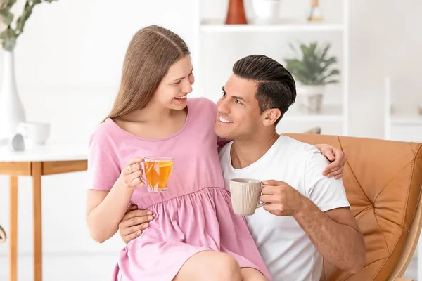 Feliz Joven Pareja Bebiendo Casa — Foto de Stock