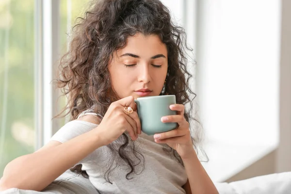漂亮的年轻女子在家喝热茶 — 图库照片