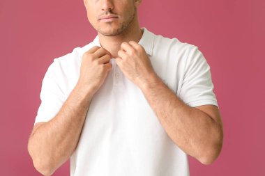 Renkli tişörtlü genç adam, yakın plan.