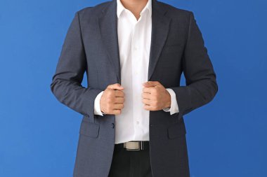 Renkli takım elbiseli genç işadamı