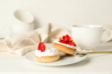 Tabakta lezzetli tartlar var.