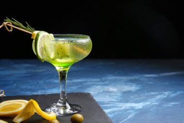 Masada bir bardak lezzetli martini kokteyli
