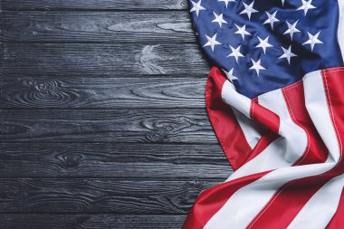 Koyu ahşap arka planda ABD bayrağı