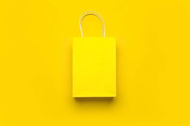 Renk arkaplanına kağıt alışveriş torbası