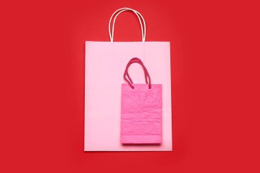 Renk arkaplanında kağıt alışveriş torbaları