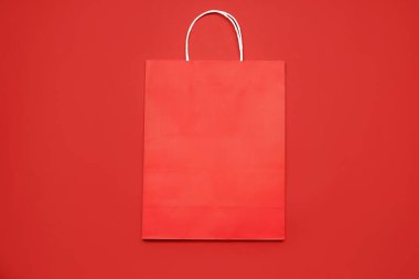 Renk arkaplanına kağıt alışveriş torbası