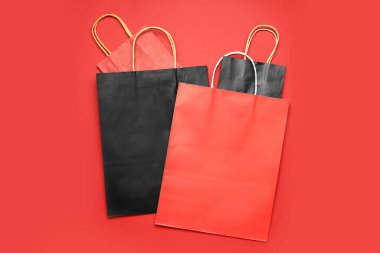 Renk arkaplanında kağıt alışveriş torbaları