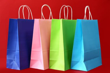 Renk arkaplanında kağıt alışveriş torbaları