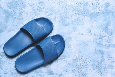 Renkli arka planda şık parmak arası terlikler