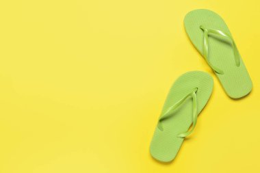 Renkli arka planda şık parmak arası terlikler