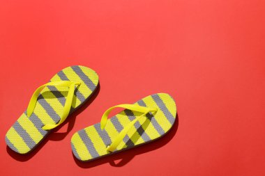 Renkli arka planda şık parmak arası terlikler