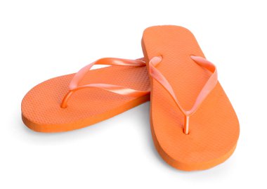 Beyaz arkaplanda şık parmak arası terlikler