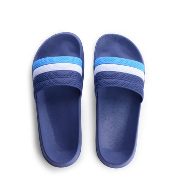 Beyaz arkaplanda şık parmak arası terlikler