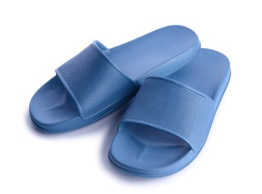 Beyaz arkaplanda şık parmak arası terlikler