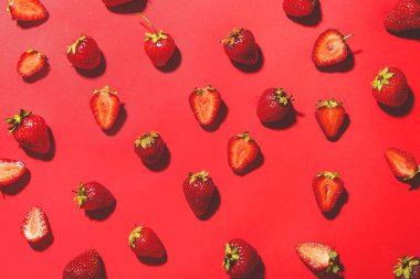 Renkli arkaplanda taze olgun çilek